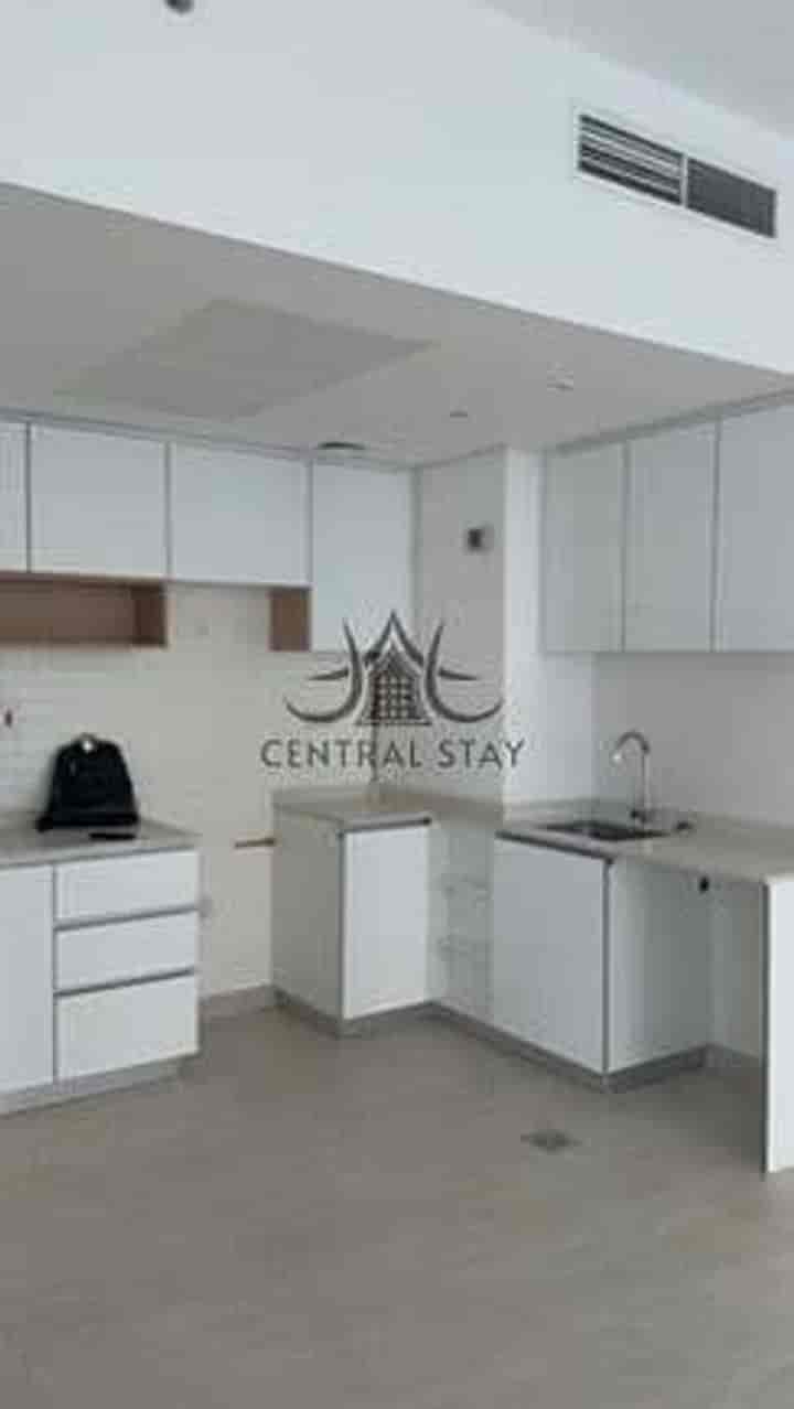 Splendido 1BR Appartamento con Mid-Floor Vista