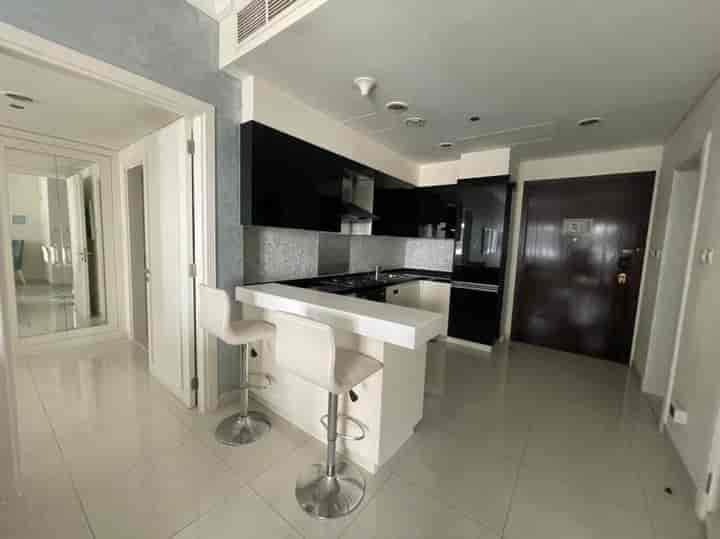 Appartamento di lusso con 1 camera da letto in Downtown Dubai con interni aggiornati