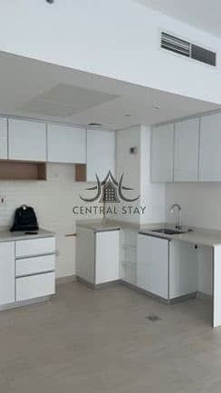 Impresionante Apartamento de 1BR con Mid-Floor Views
